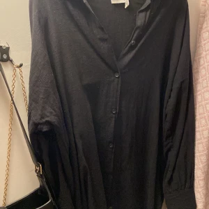 Linneskjorta - Svart, oversized linneskjorta. 