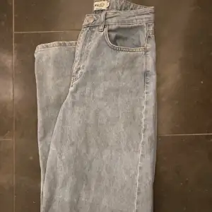 Ljusblå jeans i rak modell från NA-KD. Sparsamt använda, i bra skick🙌