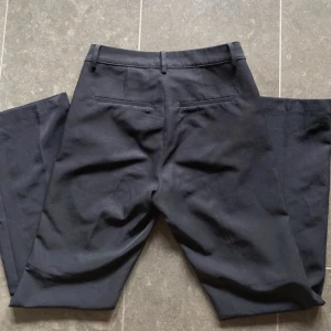 Kostymbyxor  - Snygga kostymbyxor från Bikbok med utsvängda ben🤩