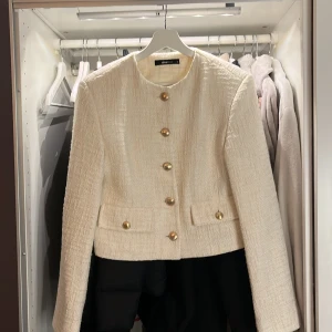 ginatricot jacket - säljer min tweed jacket ifrån ginatricot då den aldrig är använd i storlek 36 nypris 799kr mitt pris 350kr