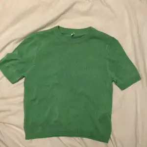 Stickad t-shirt från only i storlek S, snöfria använt (Köpaten betalar för frakten) 