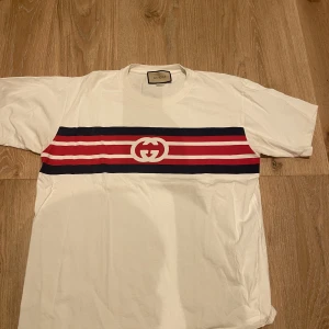 Gucci T-shirt oversized  - Nästintill oanvänd  Köpt på Gucci i Stockholm  Nypris 4,7k, finns kvitto