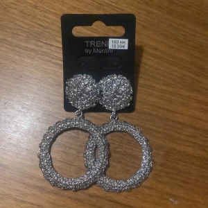 Örhängen  - Säljer dessa örhängen från ur och Penn för endast 50kr plus frkat! Org pris 169kr! Aldrig använda endast testade (tvättar innan leverans) 