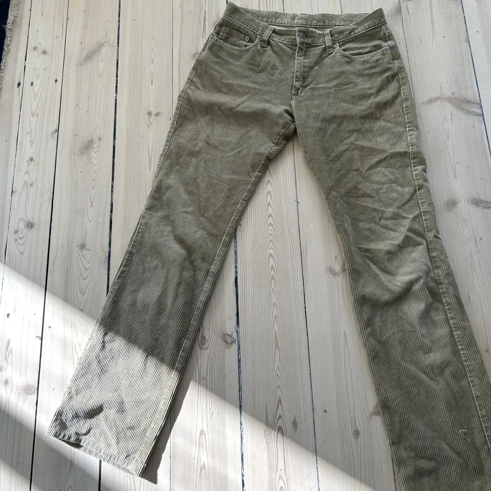 Utsvängda Lågmidjade manchesterbyxor ifrån benetton inköpta på humana, står ingen storlek men sitter ungefär som en s !💓. Jeans & Byxor.