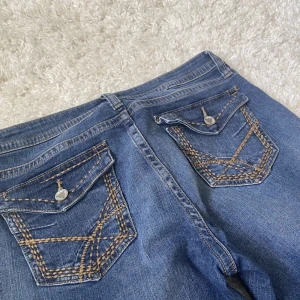 Lågmidjade Bootcut jeans med fickor❤️‍🔥 - Så fina Bootcutjeans med låg/mid midja och har såå coola fickor❤️‍🔥köpt på second hand utan några tydliga defekter🥰står att det är storlek 29/8 men skulle säga att den passar mig som har 38 och M. Skriv privat för mer information