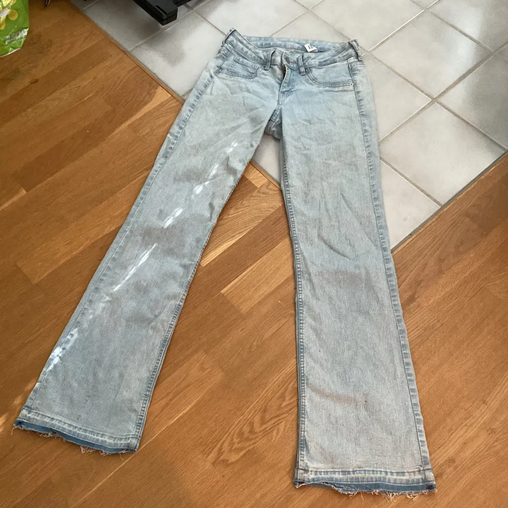 ljusblå jeans från hm, inga defekter men har tagit upp längst ner för att de va lite korta på mig som är 166. nu är dom helt perfekt längd. säljer pga dom inte kommer till användning! stl 38 men sitter mer som 36, kanske till o med 34.. Jeans & Byxor.