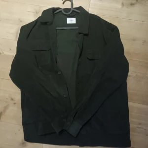 Manchesterjacka - Corduroyjacka från klitmøller. I väldigt bra skick eftersom den knappt blivit använd. Originalpris: 1599 kr. För mer info eller bilder, skriv dm. Pris går att diskuteras.