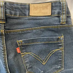 Jätte fina Levi jeans 😍Det är min mammas gamla byxor från 90-talet som från USA❤️‍🔥. Helt nya. Mosel :505 