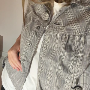 Jacka EDC by Espirit - Fin höstjacka med kortare ärmar. Storlek XS från EDC by Espirit, köpt secondhand ❤️