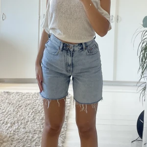 Jeansshorts - Skitsnygga jeansshorts, storlek 36, högmidjade!  skriv vid intresse ✨🤍