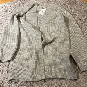 Stikad kofta - En jättefin stikad kofta från Kappahl i ny skick. Orginal pris 300 säljer för 50