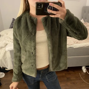 Grön pälsjacka - Så snygg jacka som passar perfekt nu till höst!!❤️❤️❤️ köp gärna genom ” köp nu” för en smidig affär💘
