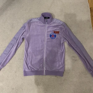 Mercier Tröja - En fin Mercier tröja i lila färg använd max 2 gånger i gott skick.