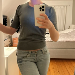 Grönaktig tröja - Så snygg kortärmad stickad tröja, jättenajs färg som passar perfekt på hösten. Storlek xs men passar xs-s