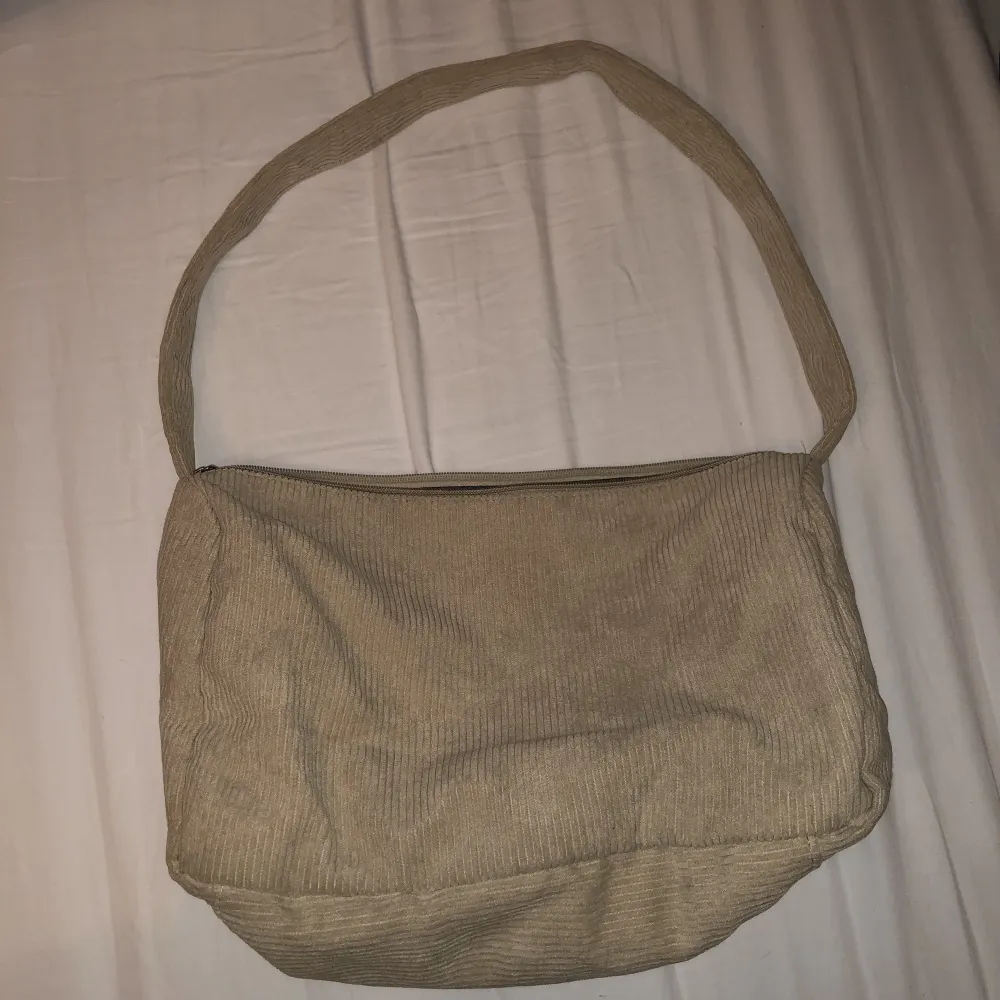 Använd 1 gång. Bredd ca 35cm. Höjd ca 22cm. Djup ca 14cm. Vikt ca 147g.. Laukut & Käsilaukut.