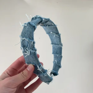 Jeans diadem - Supersnyggt jeans diadem som jag har gjort själv!! Kontakta vid intresse jag kan göra fler och andra designs❤️‍🔥