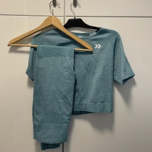 Blått träningsset - Träningset från Lager157.  Tröjan i storlek L Leggings i storlek L  Går att köpa separat  