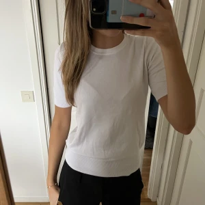 Stickad baströja från Zara - Säljer pga av liten användning. Den är lite nopprig, men inget som syns. Nypris:299kr