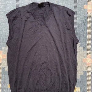 Svart slipon/väst - Svart slipon/väst, snygg men väl använd, kommer inte skicka den så hårig🥲 Skriv om ni vill ha bild på!!