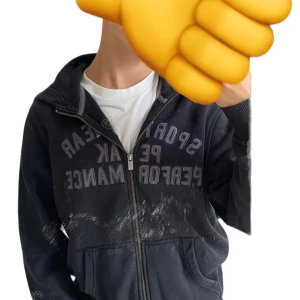 Peak Performance Tröja - Billig svart peak performance zip-hoodie i storlek L men jag skulle säga att den passar som M. Personen på bilden är 177 och den är bara lite för stor. Skick 7/10