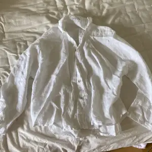 Superfin linneskjorta i 100% linne, aldrig använd. Står ingen storlek men skulle tippa M-L.