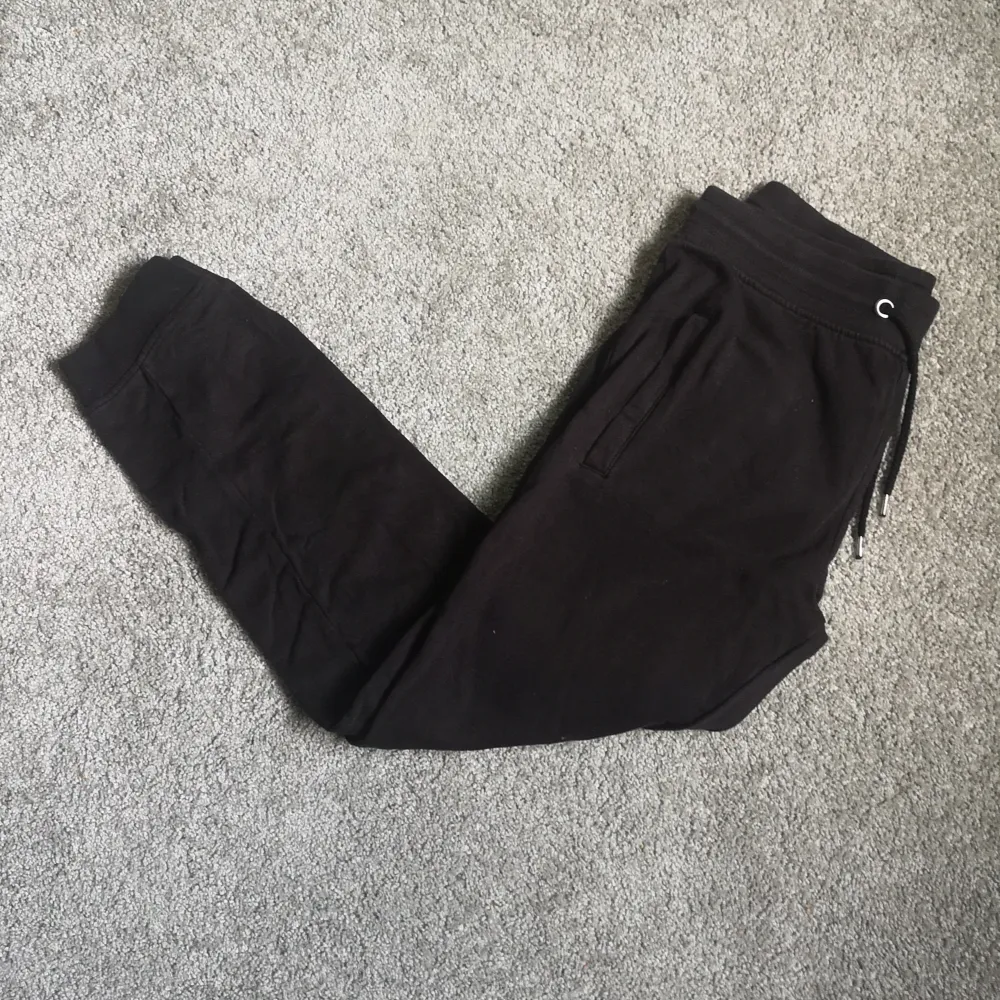 Ett par sköna svarta sweatpants i storlek S. I nyskick och i princip helt oanvända. . Jeans & Byxor.