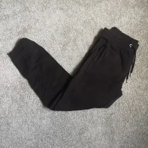 Ett par sköna svarta sweatpants i storlek S. I nyskick och i princip helt oanvända. 