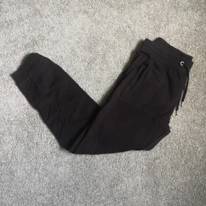 Sweatpants svarta - Ett par sköna svarta sweatpants i storlek S. I nyskick och i princip helt oanvända. 
