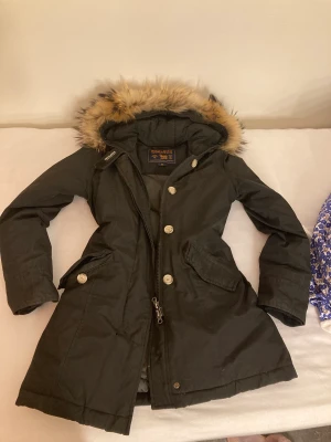 Woolrich jacka - Säljer denna woolrich jacka som kosta 8400 kr men säljer för 1600 kr 💕 i bra skick. använd förra vintern och säljer billigt för vill bli av med den ❤️i xs. Har ett litet hål lite längre ner men det är så litet så det inte synns (Skriv priv för fler bilder)