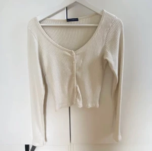 Vit Ribbad Långärmad Brandy Melville Tröja - Säljer min jättefina ribbade off-white brandy Melville tröja som inte säljs längre i butik! Jätteskön och i fint skick. Rätt stor i storleken och passar nog från XS-M Skicka gärna ett meddelande om ni undrar något! 🤍
