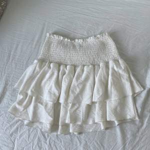 så fin kjol från Shein!🤍 storlek S/36, midja: ca 62cm + mycket stretch!! längd: ca 39cm. finns några små fläckar som knappt märks av, fråga om du vill ha bild!! kontakta mig om du har några frågor, annars använd 