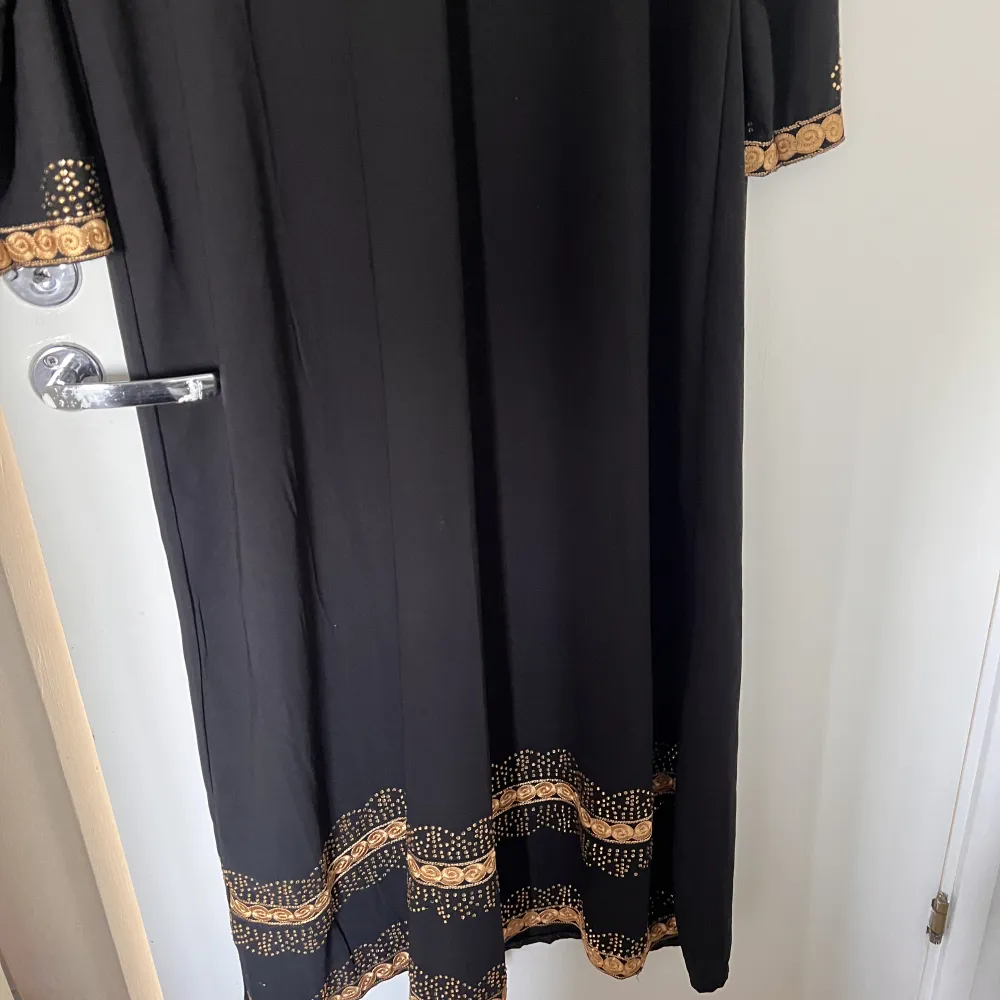 Svart abaya med guld detaljer  Jätte skön Dubbel lager  Köpt utomlands . Klänningar.