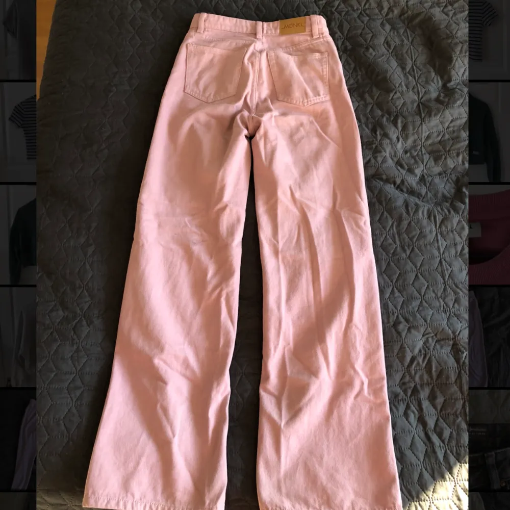 Jag säljer mina rosa jeans från Monki då de inte passar längre. Bra längd på mig som är 170 cm. Endast användt några gånger så fortfarande bra skick! Hör av er om ni har några frågor 💛. Farkut & Housut.