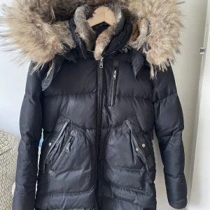 Credrico  - Jacka från märket Credrico strl s  Använd skick sömnen vid fickorna har släppt men lätt fixa  Nypris är ca 6000kr Säljer för 990 