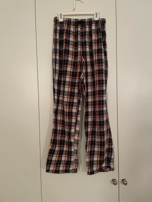 Pyjamasbyxor  - Säljer dessa pyjamasbyxor för de ej kommit till användning, supersköna och fint skick