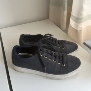 Marinblå Sneakers - Marinblå sneakers från DinSko som jag målat ena undersidan på! Det syns dock  inte när man går💓