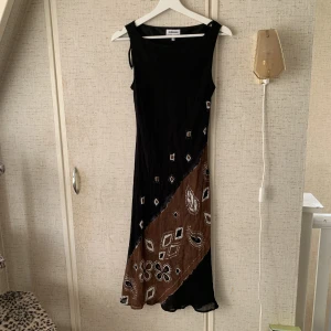 90 tals klänning - Svart och brun klänning i mesh, fint skick. Passar någon som har storlek S-M beroende på hur man vill att den ska sitta 💞