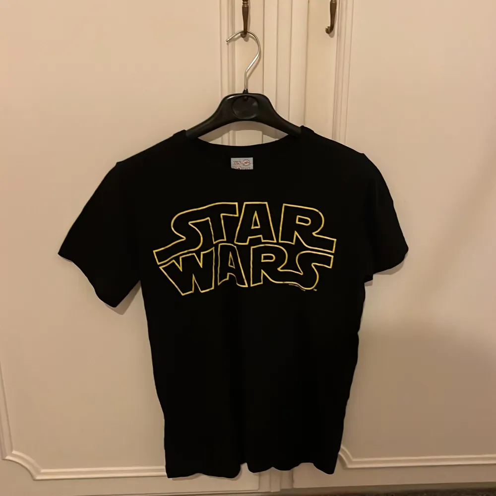 Denna Tshirt med Star Wars print köptes i Danmark för 300 kr, och är i väldigt bra skick. Hör av er om ni har frågor! . T-shirts.