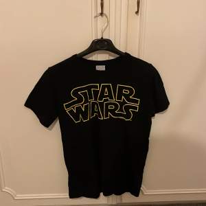 Denna Tshirt med Star Wars print köptes i Danmark för 300 kr, och är i väldigt bra skick. Hör av er om ni har frågor! 