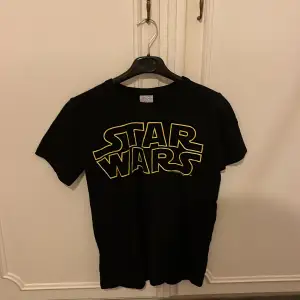 Denna Tshirt med Star Wars print köptes i Danmark för 300 kr, och är i väldigt bra skick. Hör av er om ni har frågor! 