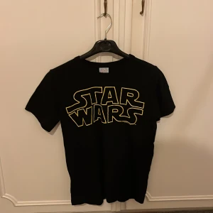Retro Starwars Tshirt - Denna Tshirt med Star Wars print köptes i Danmark för 300 kr, och är i väldigt bra skick. Hör av er om ni har frågor! 