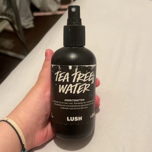 Ansiktsvatten - Tea tree ansiktsvatten från LUSH. Lite mer än hälften kvar, känns väldigt ippfriskade i ansiktet och ansiktet könns fräsht efter. 