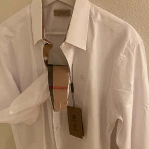 Burrberry skjorta - Helt ny skjorta från burrbery, tveka inte att höra av dig vid frågor. Tags och påse tillkommer