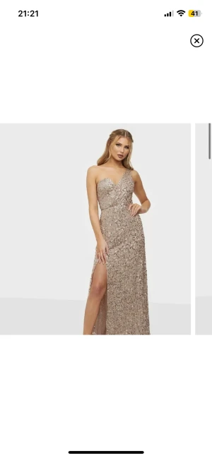 Balklänning - Snygg balklänning i champagne/beige med paljetter. Sååå snygg & festlig 