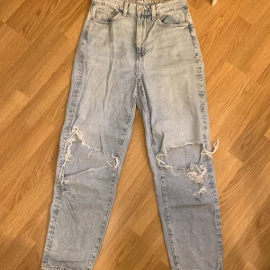 Loose Mom Jeans  - Ankle Length, använt många gånger så hålen blivit lite större men är användbara