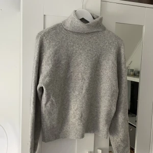 Grå stickad tröja - En skön och varm stickad tröja i grått. Använts många kalla dagar men nu ska den säljas!🙌🏼☕️⛄️