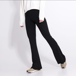 Byxor bootcut svarta - Ett par supersnygga ribbade svarta byxor i bootcut-modell. I storlek S. Helt oanvända, i nyskick. 