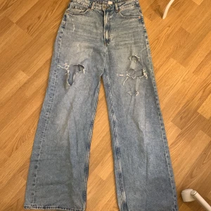 High Waits Mom Jeans Med Hål - Använd några gånger därför lite urtvättad