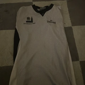 domartröja 2 - stockholm distrikt domar tröja från spalding. Storlek M