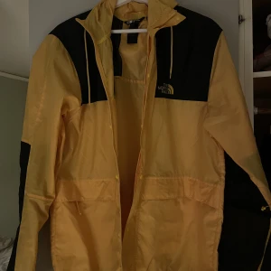 TNF jacka - Sitter som vanlig L, använd men i gott skick